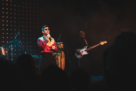 Aaron Frazer versprüht nostalgische Energie mit seiner Band . Foto: Felix Koch