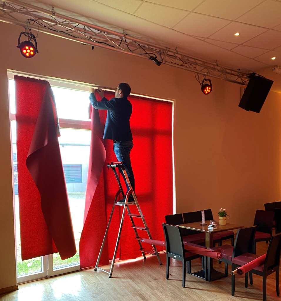 Ein Bild von Tobias Heins, wie er einen Tanzsaal abdunkelt.