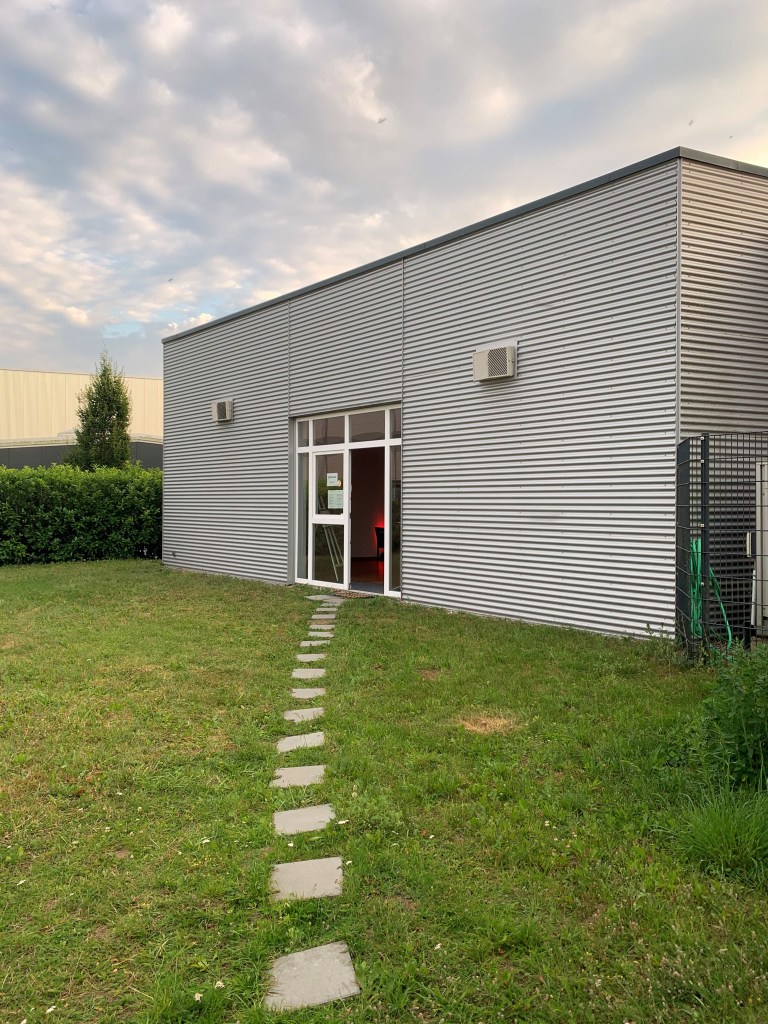 Ein Bild des Eingangs zu Saal A der Tanzschule.