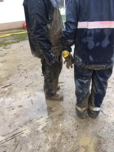 Hier ist ein Bild mit den Erntehelfern im Regen.