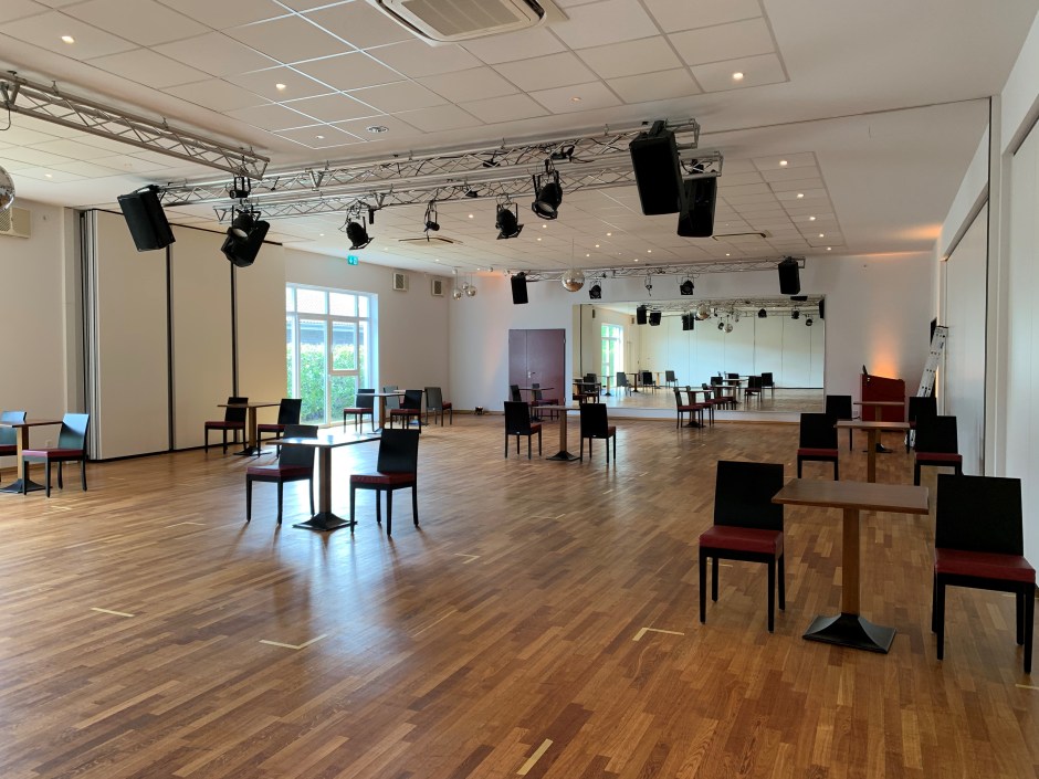 Ein Bild des Tanzsaals mit geklebten Rechtecken auf dem Boden zur Orientierung.
