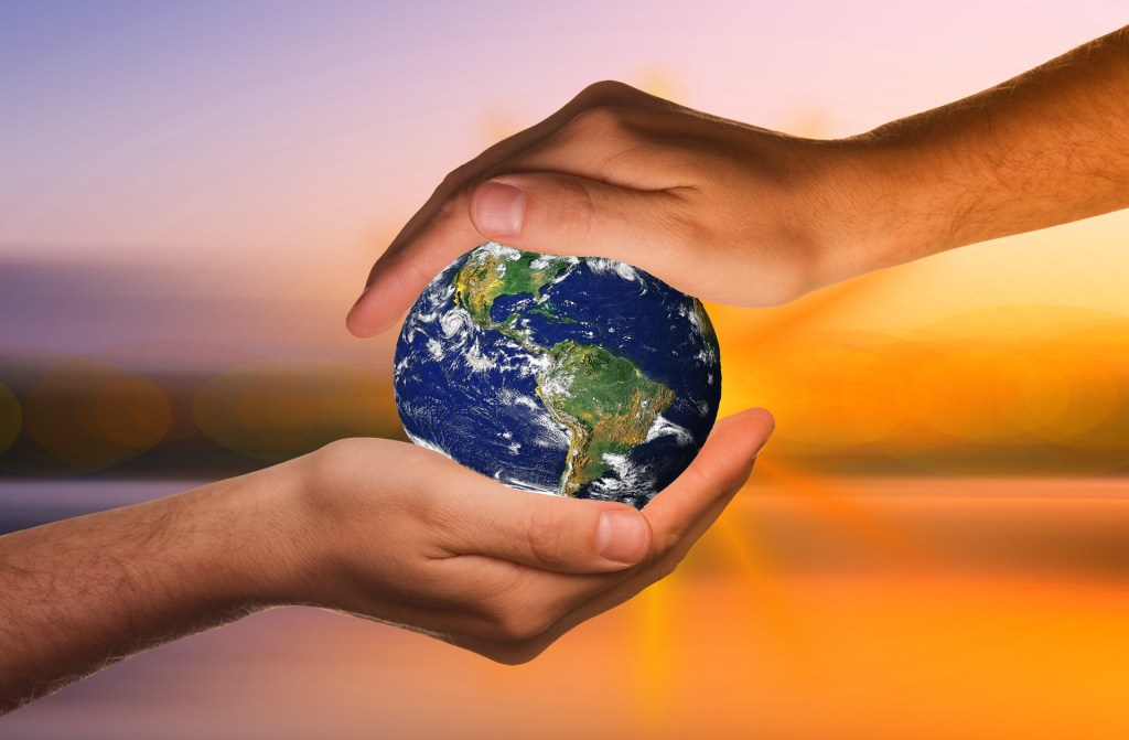 Hände halten eine Erdkugel
