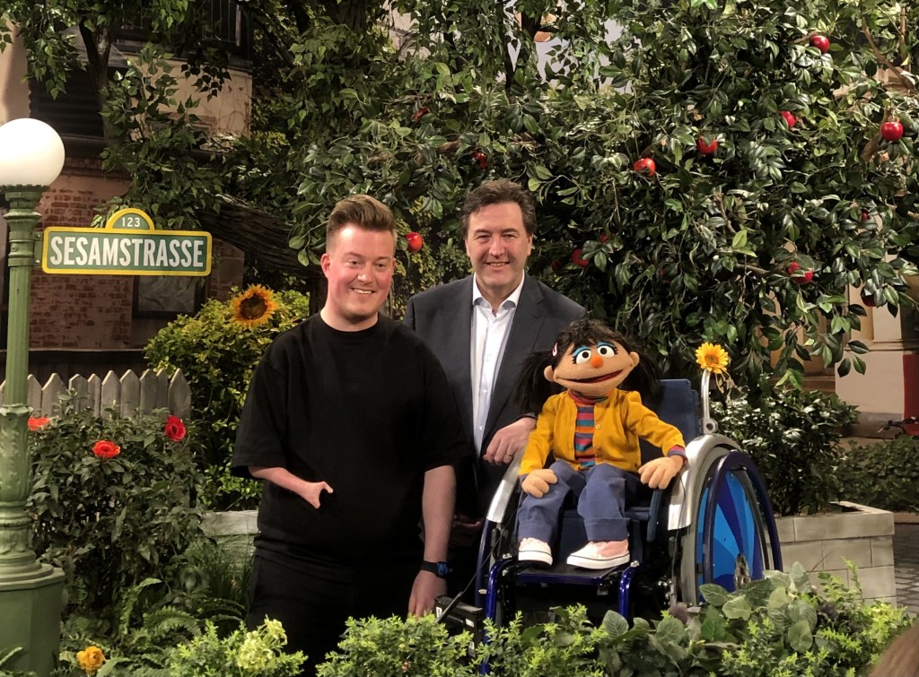 Links im Bild Gleichstellungsbeauftrager René Schaar mit NDR Programmdirektor Frank Beckmann und Elin 