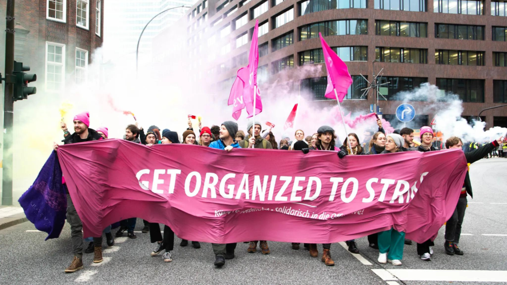 Demozug der TVStud und ver.di vor der Hamburger Finanzbehörde (Foto: Nischal Joshi)