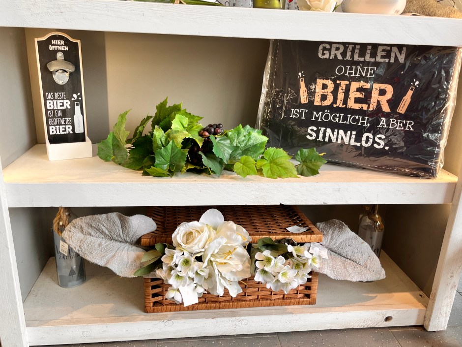 Dekorationsartikel im Eingangsbereich einer EDEKA-Filiale. (Foto: Johanne Målin Bleck)