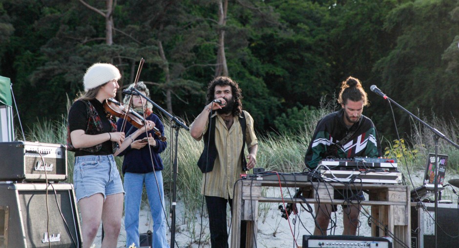 Austausch, Aktivismus, Karmakind, Bernadette la Hengst, Nick Nuttall, Urban Socks, Strand, Miteinander, Austausch, LNG, Protest