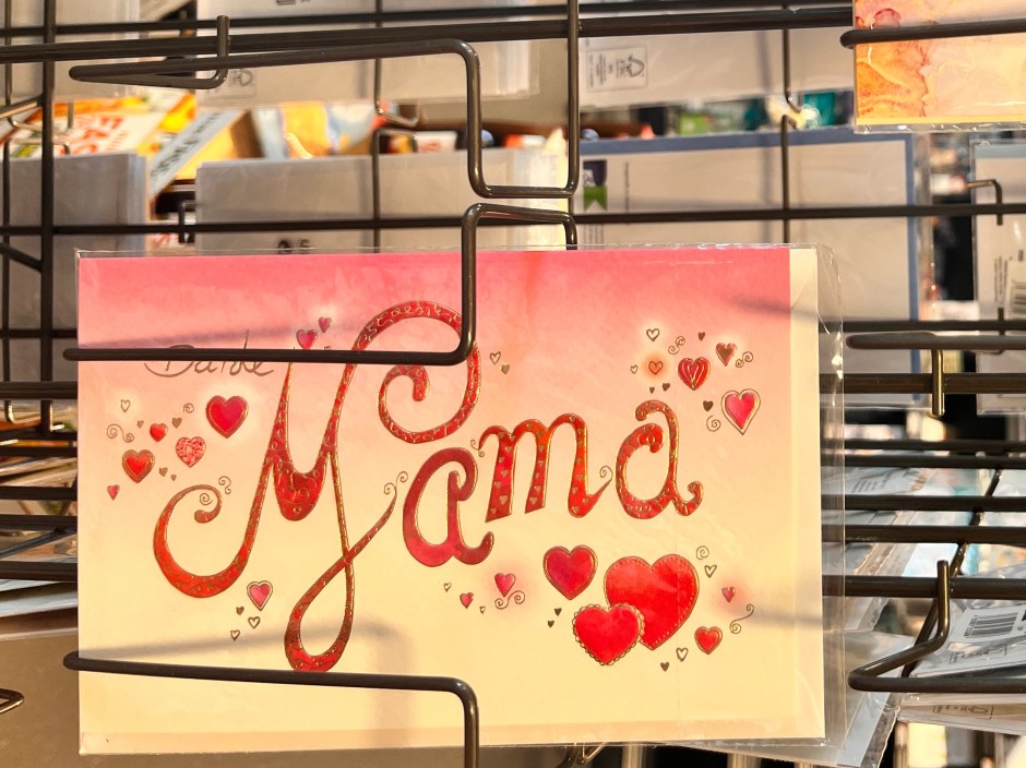 Stereotyp aufbereitete Karte zum Muttertag in einer EDEKA-Filiale.