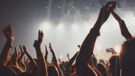 Beim Lost Haven Festival gibt es neben Musikacts zum Beispiel auch Poetry-Slams und einen Kunstbereich. (Foto: Laura Stanley/Pexels)