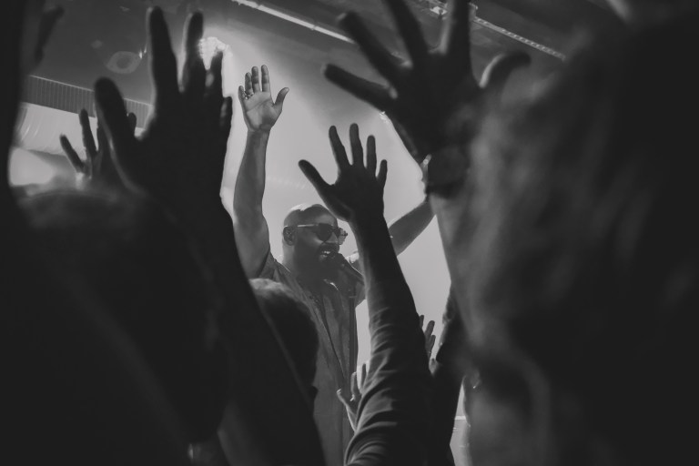 Gemeinsame Begeisterung von Fans und der Funkband aus Freiburg. Foto: Felix Koch.