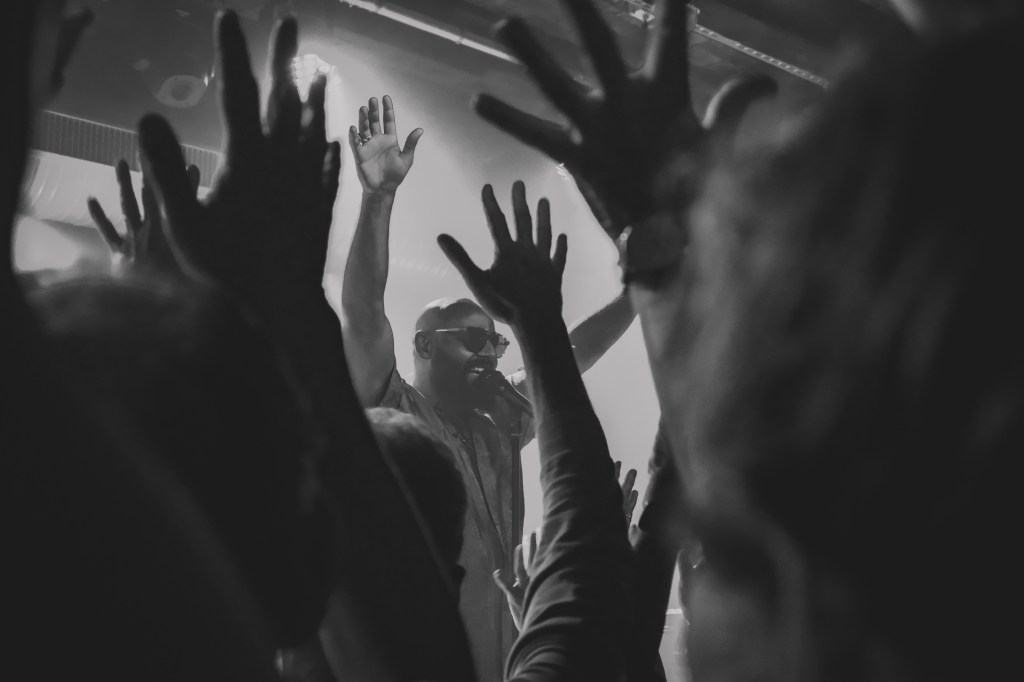 Gemeinsame Begeisterung von Fans und der Funkband aus Freiburg. Foto: Felix Koch.