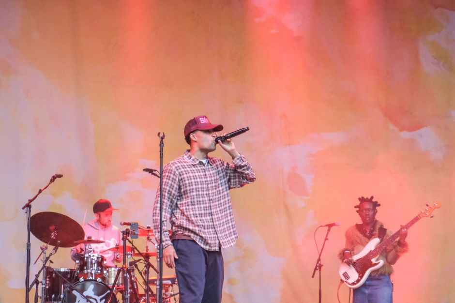 Loyle Carner performt vor einem von seinem dreijährigen Sohn gemalten Bild. Foto: Felix Koch