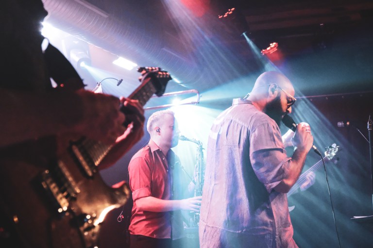 Die achtköpfige Funkband sorgt für ordentlich Action auf der kleinen Bühne. Foto: Felix Koch