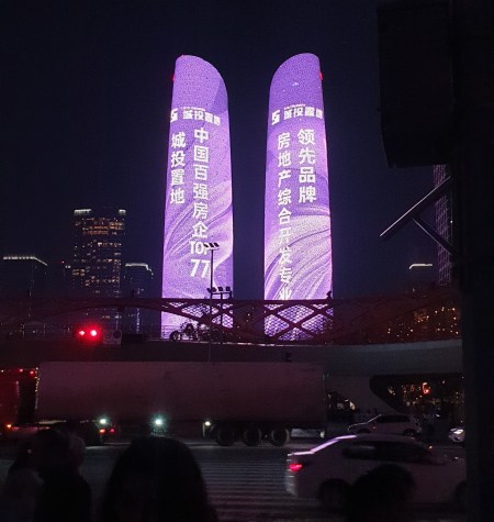 Zwei leuchtende Türme mit chinesischen Schriftzeichen darauf