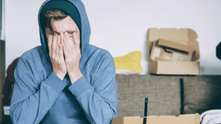 Verzweifelter Student bei Wohnungssuche