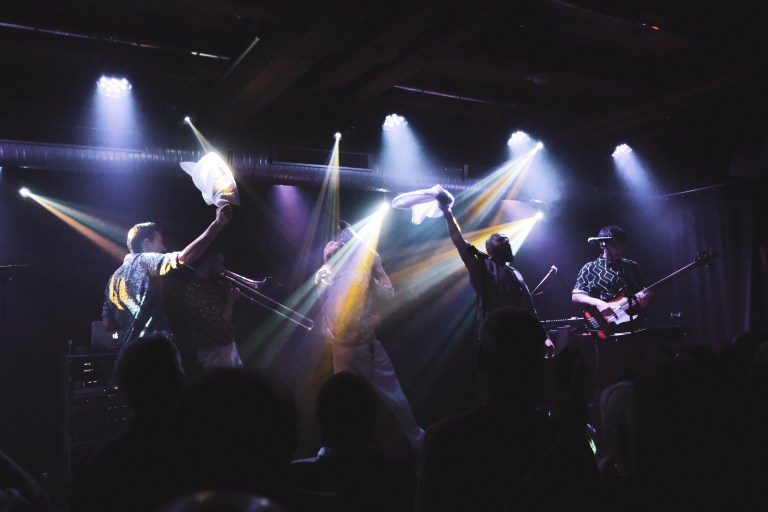 Die Band heizte von Anfang an richtig ein. Foto: Felix Koch