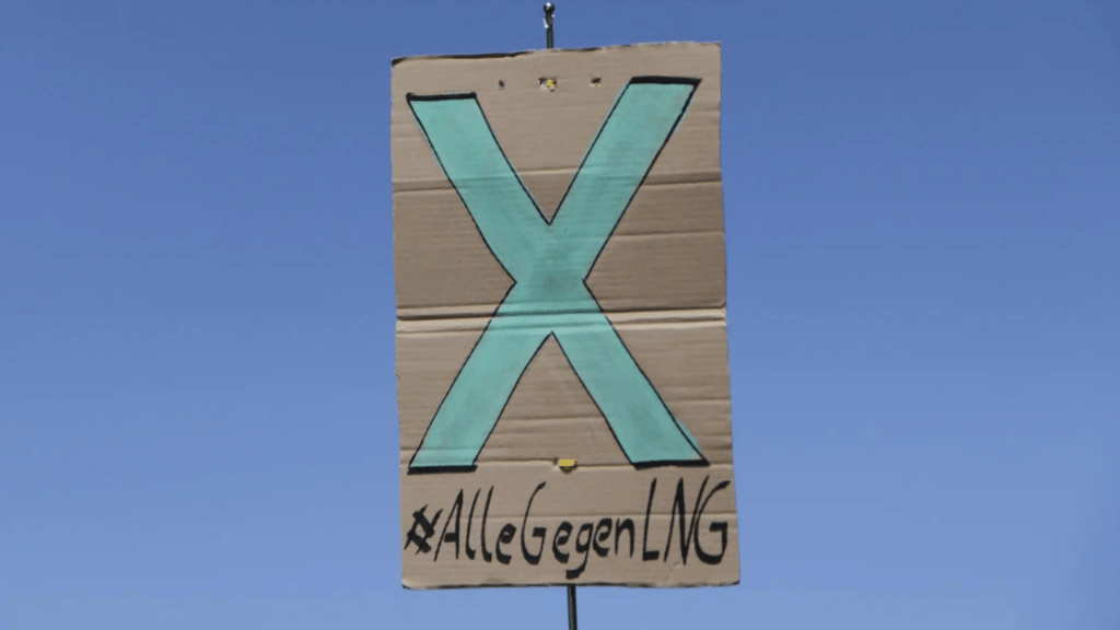 Protestschild "#AlleGegenLNG" auf Rügen