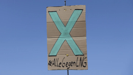 Protestschild "#AlleGegenLNG" auf Rügen