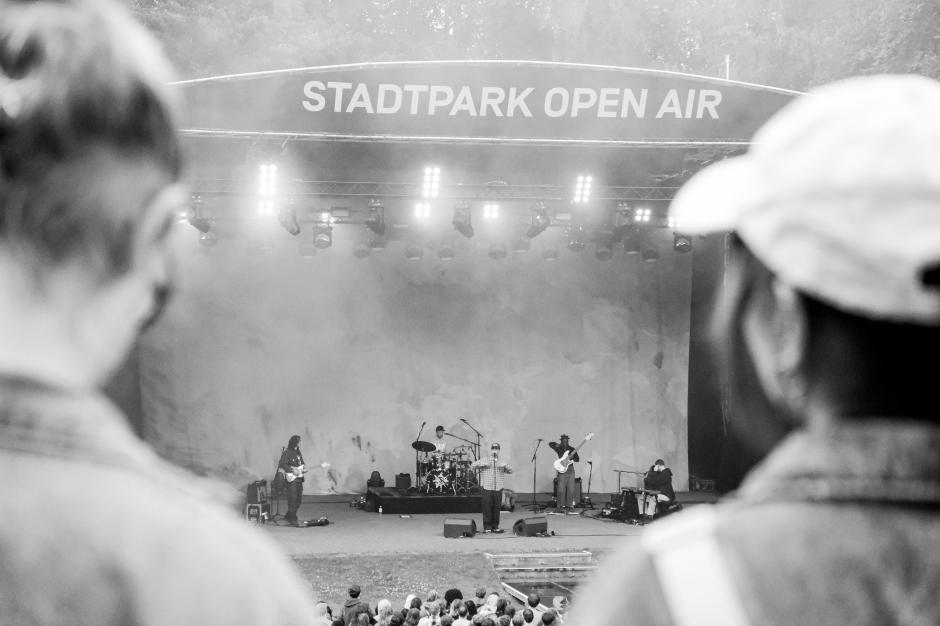Ein Blick auf die begeisterte Menge beim Konzert im Stadtpark. Foto: Felix Koch