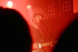 Der Brite Nathan Ball mit wohltuenden Klängen im Häkken Klubhaus auf St. Pauli. Fotos: Felix Koch