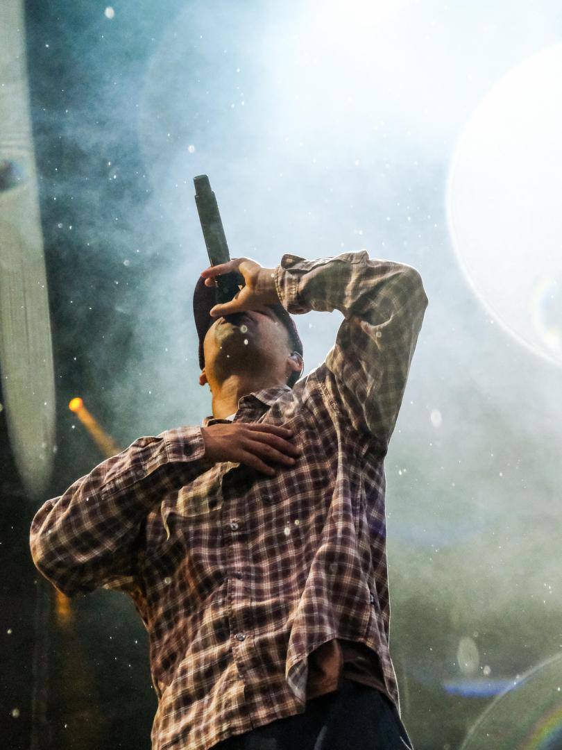 Loyle Carner fesselt das Publikum im Hamburger Stadtpark mit seiner energiegeladenen Performance und seinen tiefgründigen Texten. Foto: Felix Koch